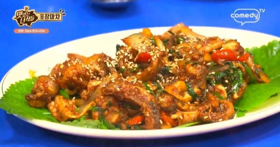 辣炒盲鰻搭配蔬菜與辣醬，呈現出其與燒酒完美結合的韓國布帳馬車經典料理。